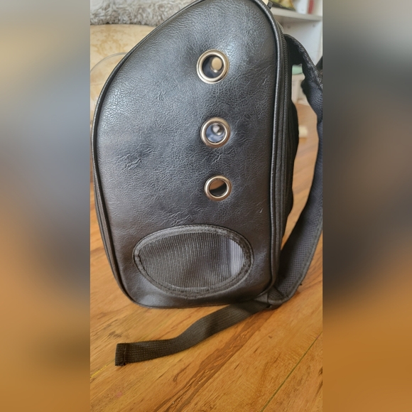 Waterproof pet carrier with bubble port. - Picture 7 of 8